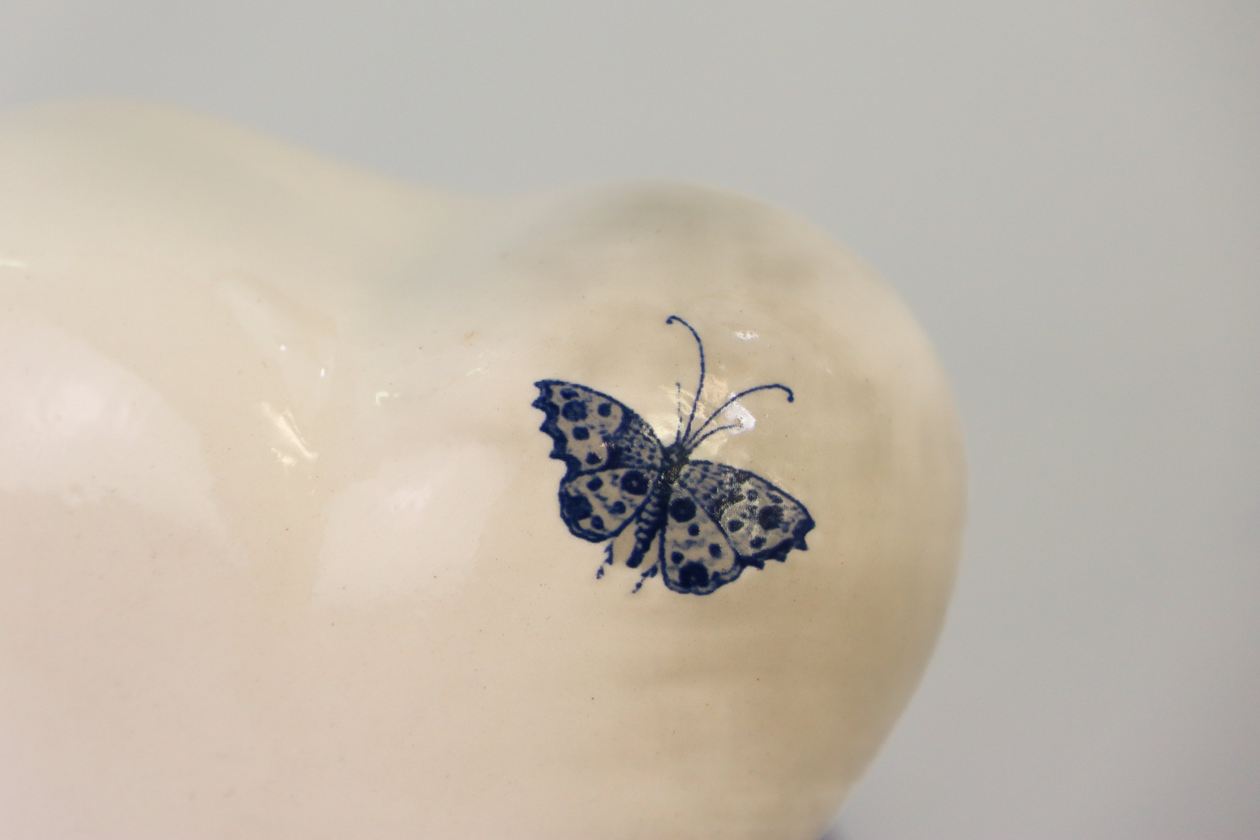 Mini urn white cream with delft blue butterfly Beige