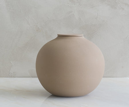 VEDA - handmade eco urn in sand-colored engobe Sand-colored